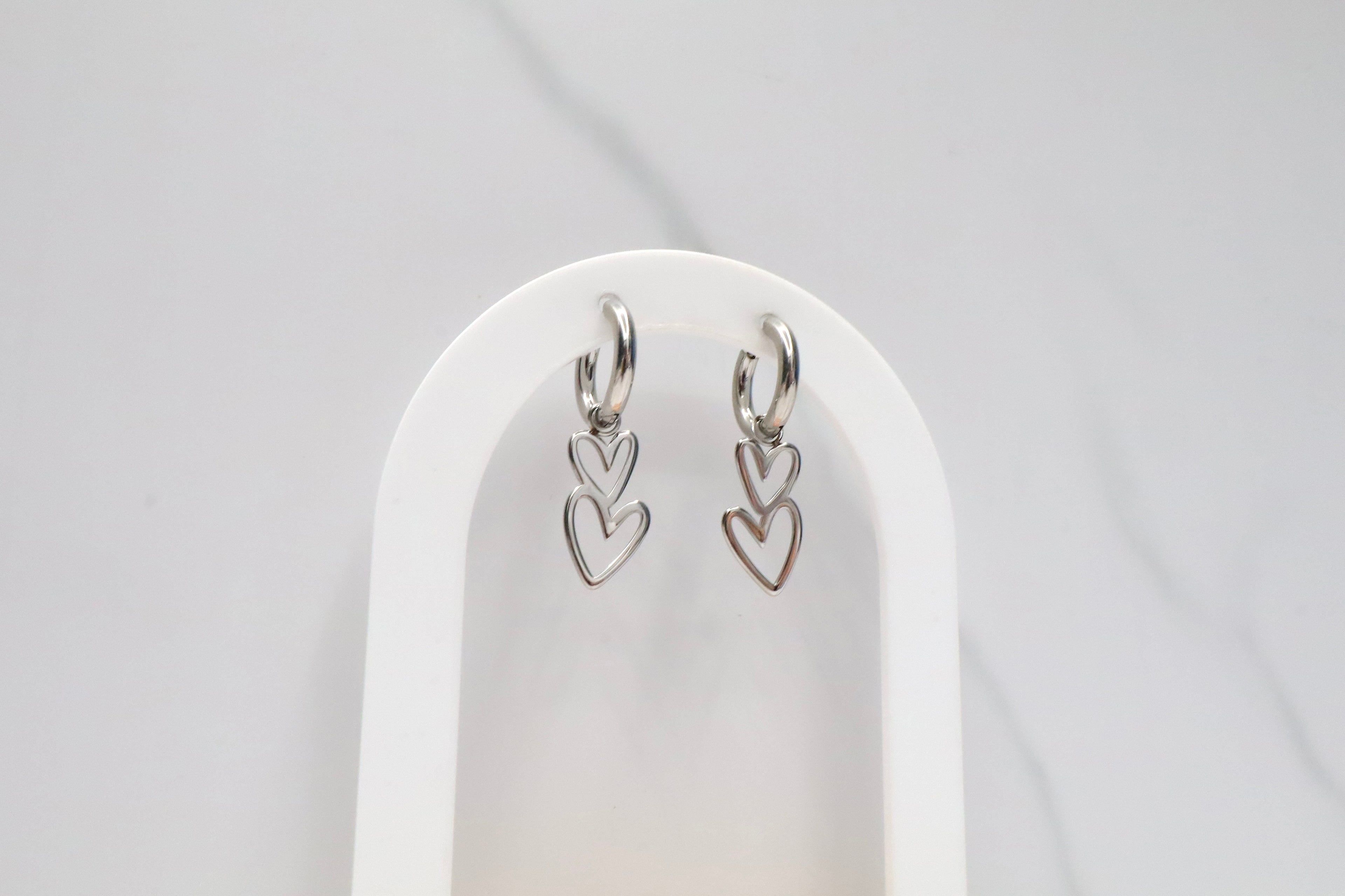 Oorbellen met twee hangende hartjes