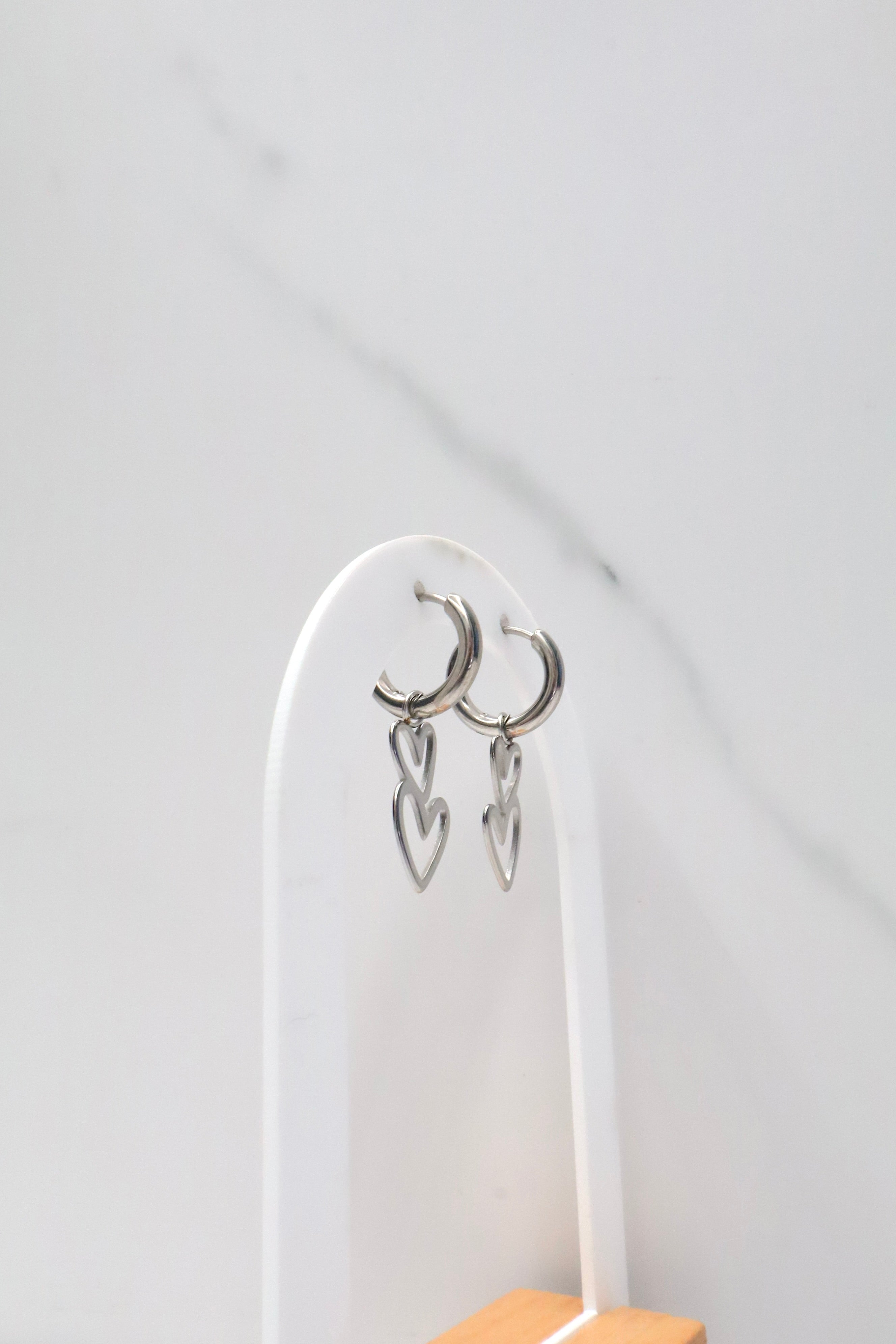 Oorbellen met twee hangende hartjes