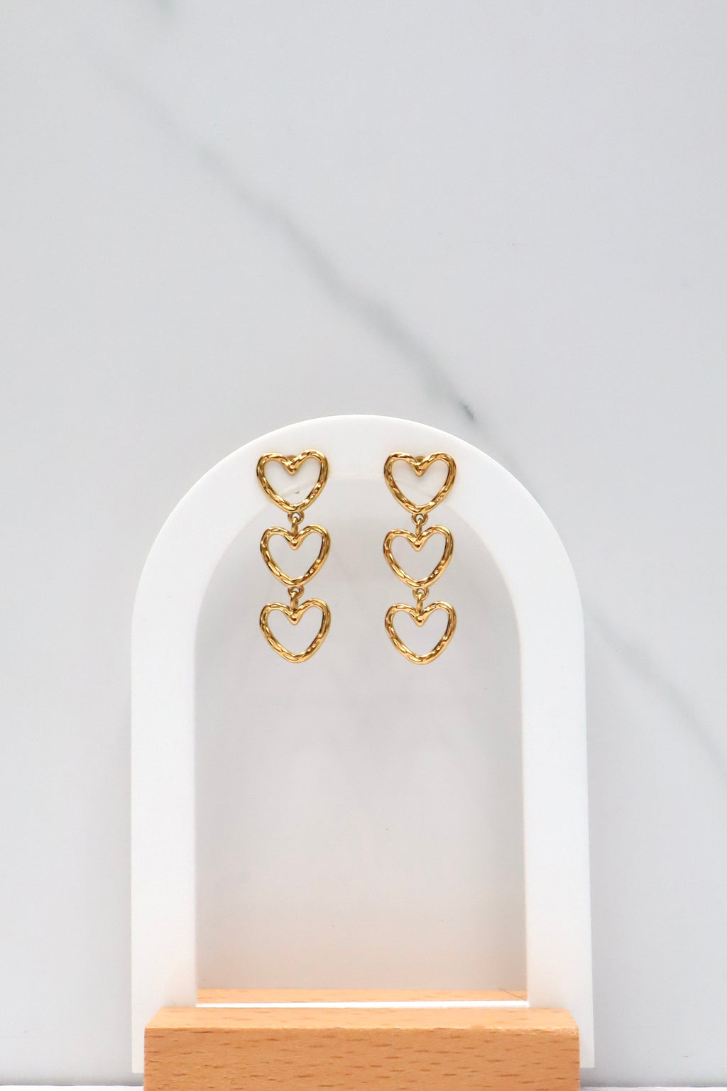 Oorbellen met drie hangende hartjes