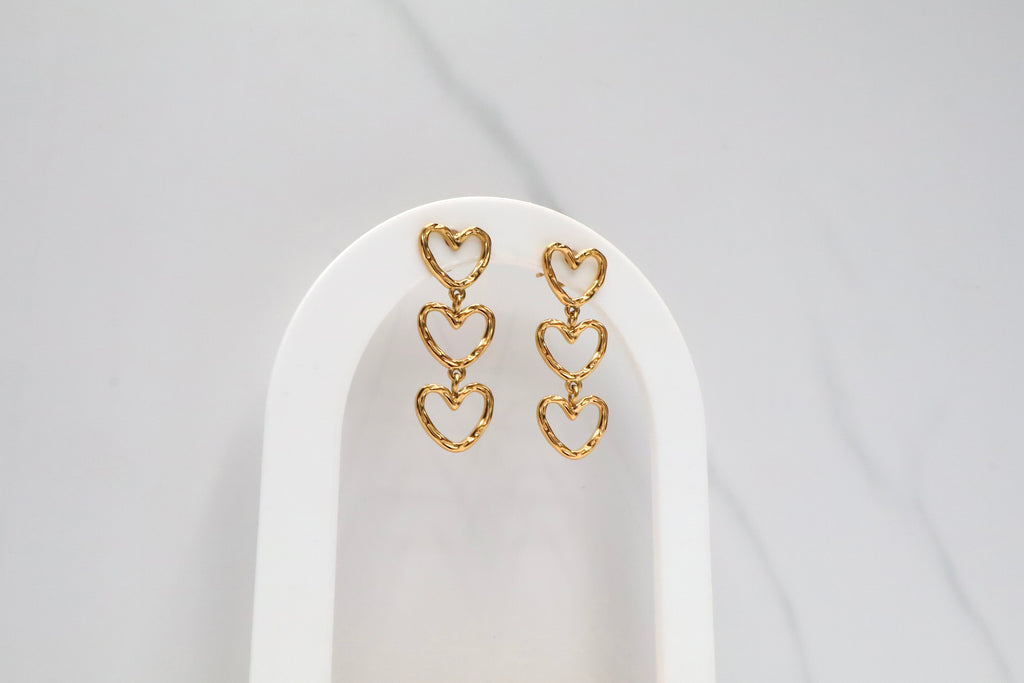 Oorbellen met drie hangende hartjes