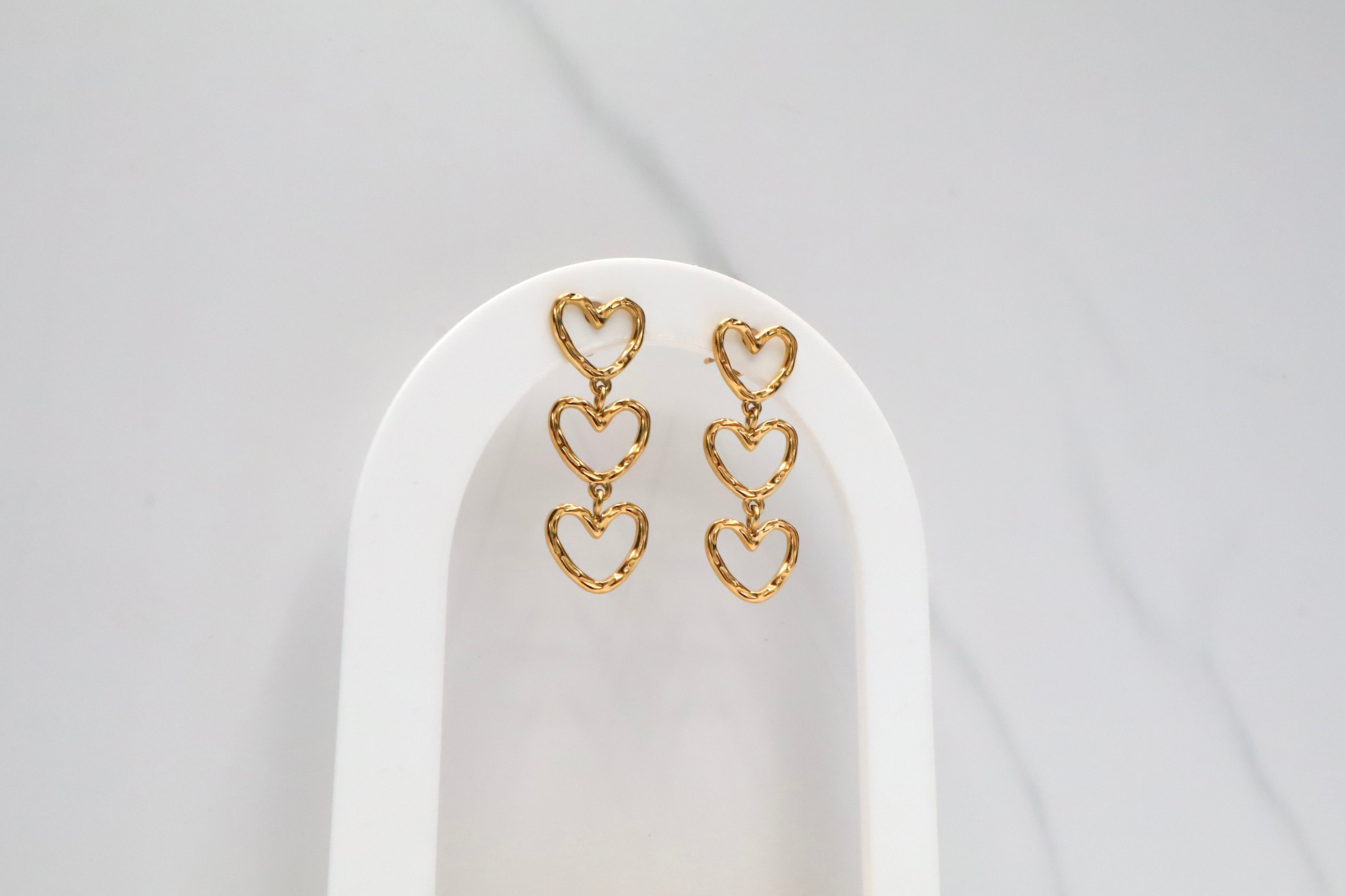 Oorbellen met drie hangende hartjes