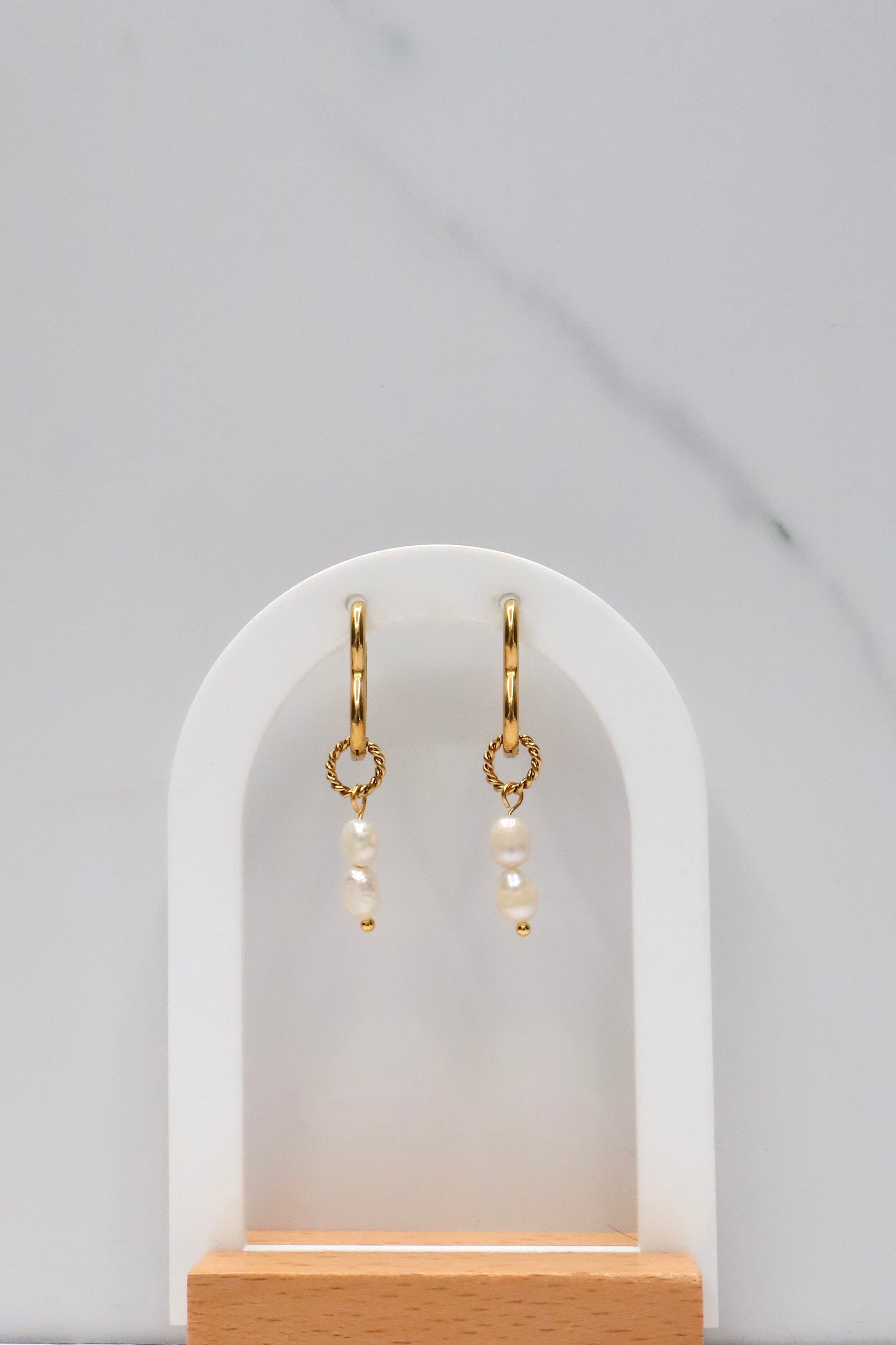 Hartvormige oorringen met hangende parels