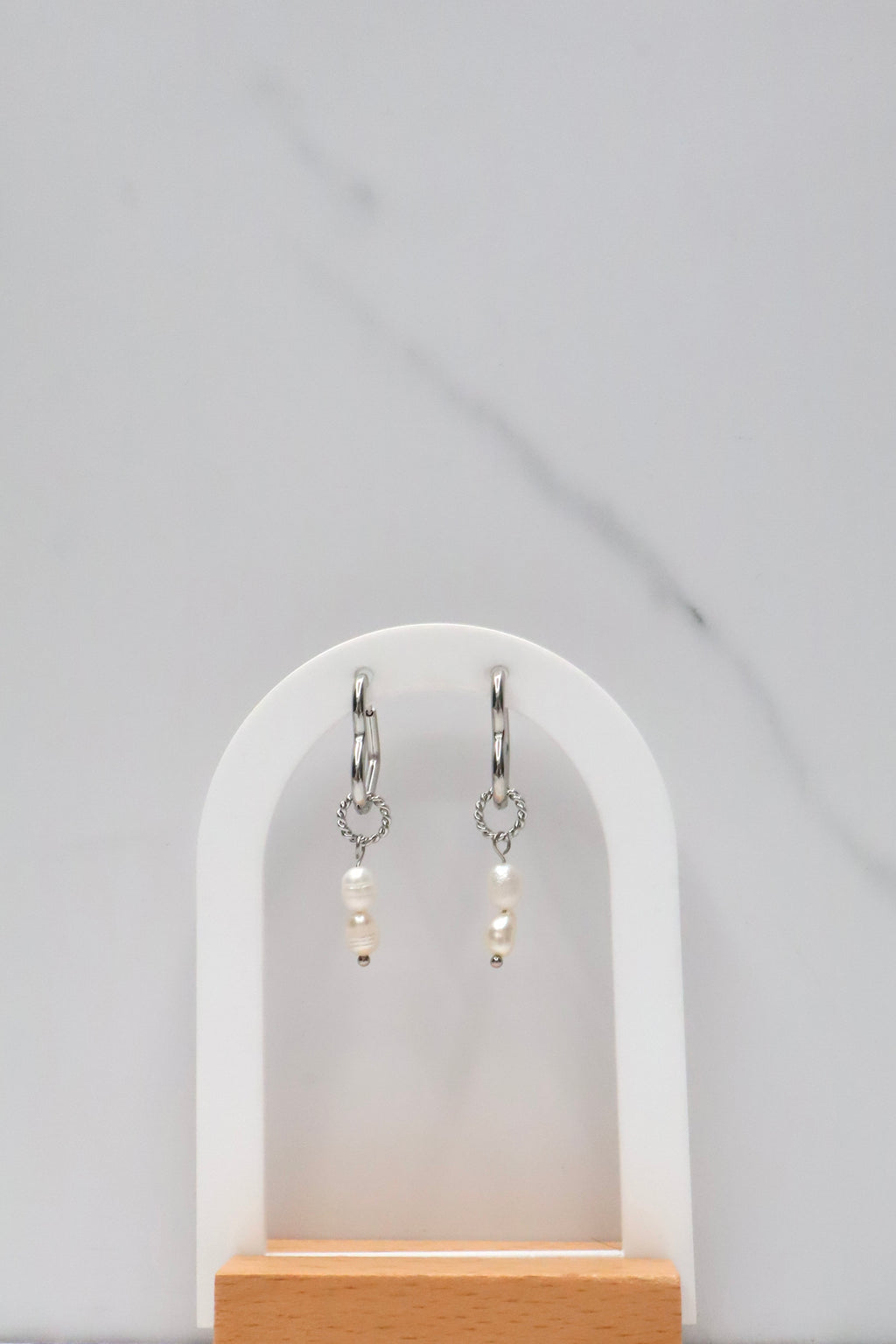 Hartvormige oorringen met hangende parels