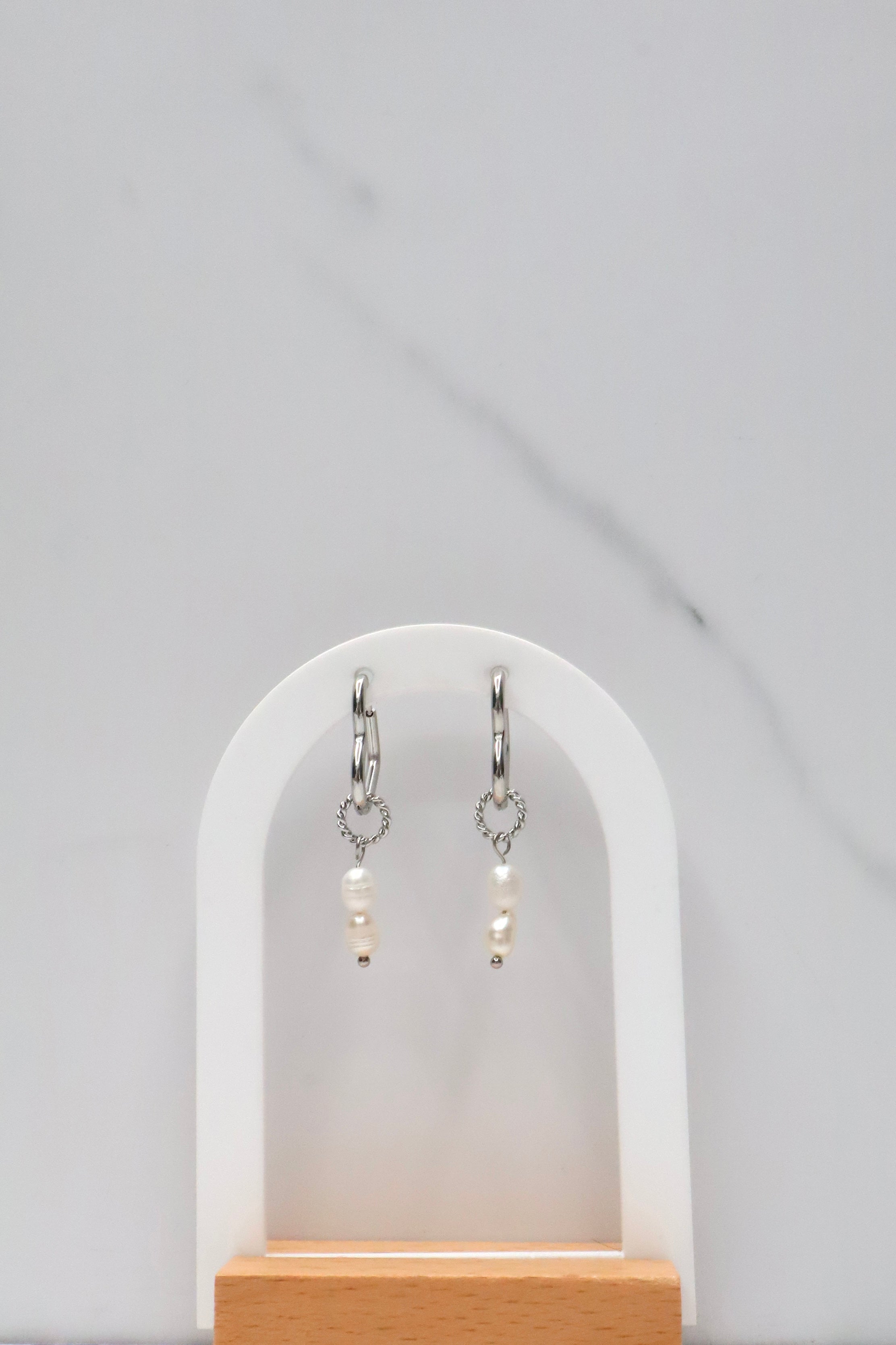 Hartvormige oorringen met hangende parels