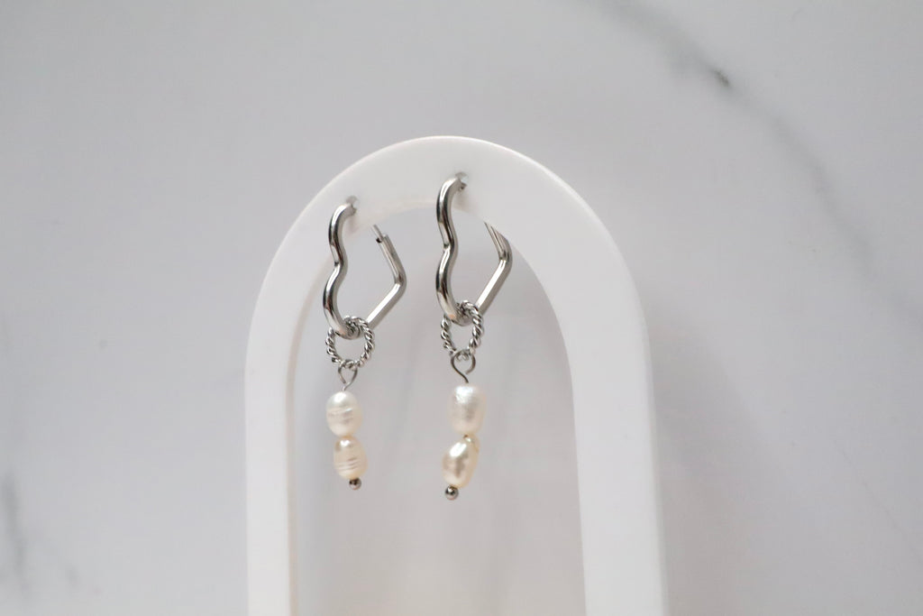 Hartvormige oorringen met hangende parels