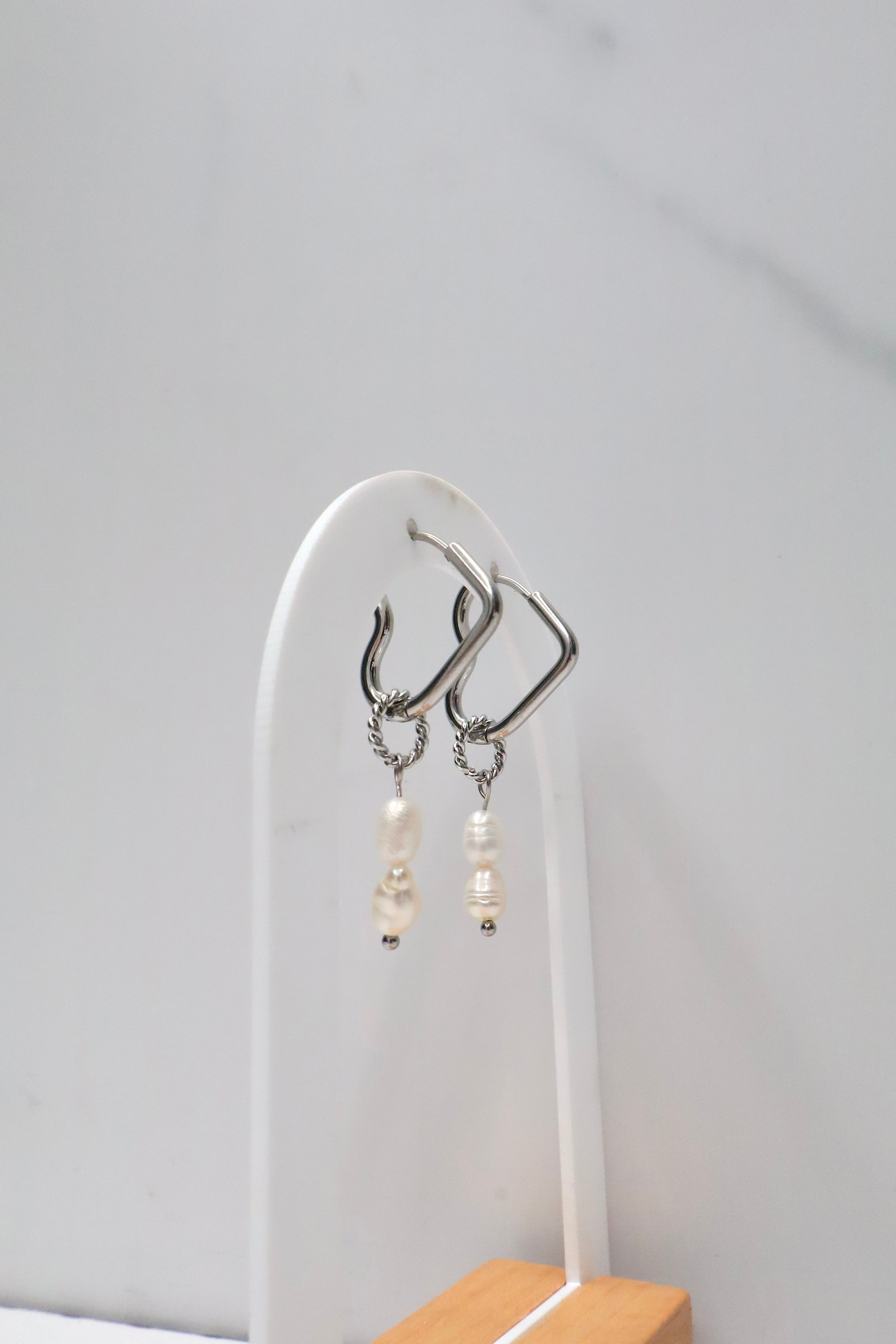 Hartvormige oorringen met hangende parels