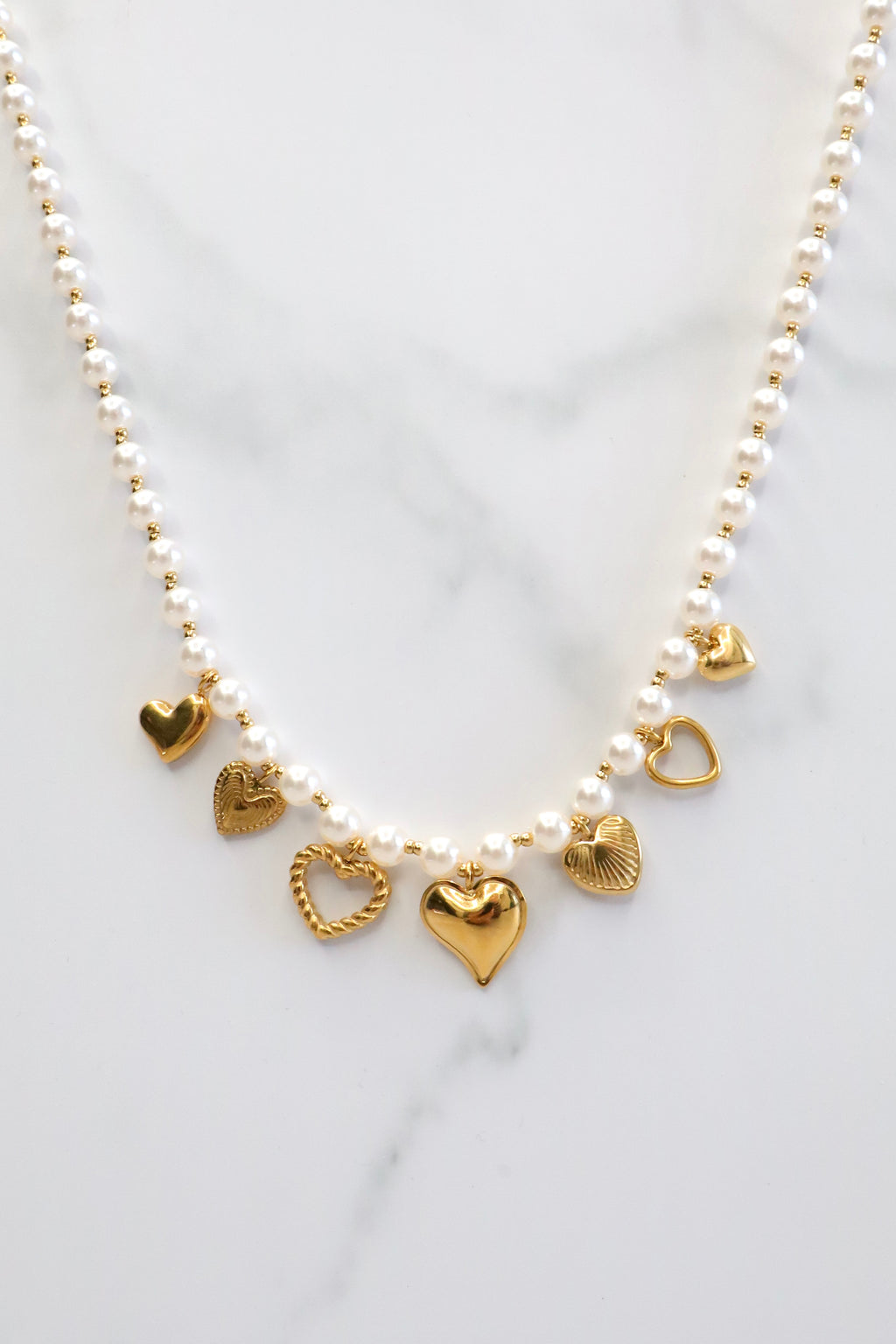 Parel ketting met hartjes bedels