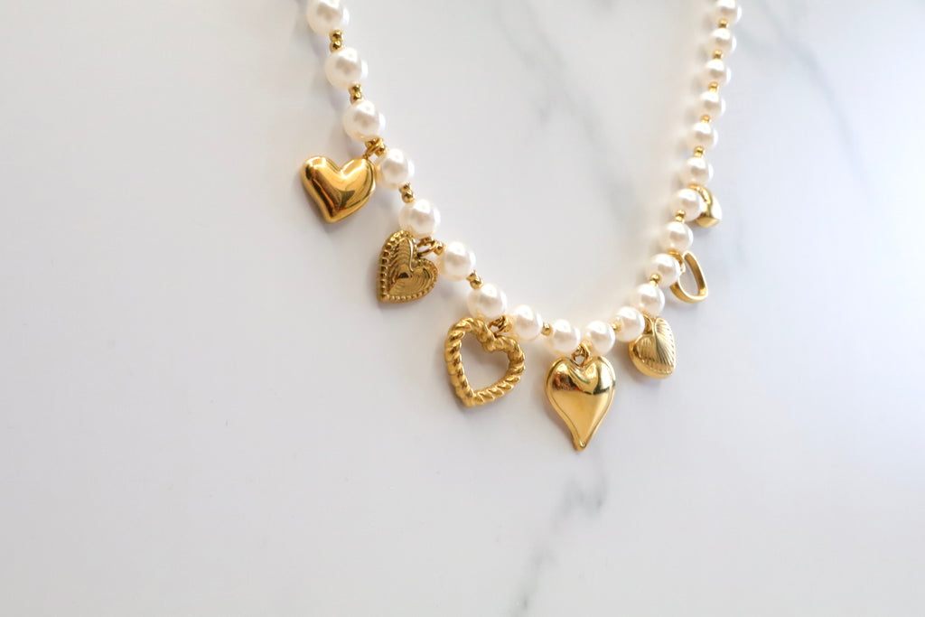 Parel ketting met hartjes bedels