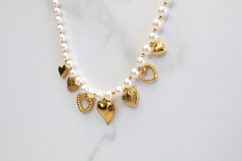 Parel ketting met hartjes bedels