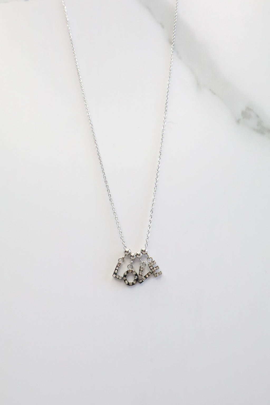 Ketting met de letters LOVE