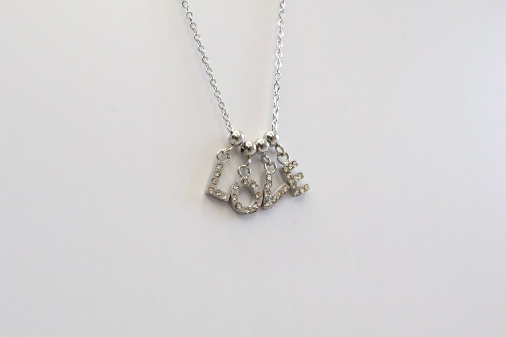 Ketting met de letters LOVE