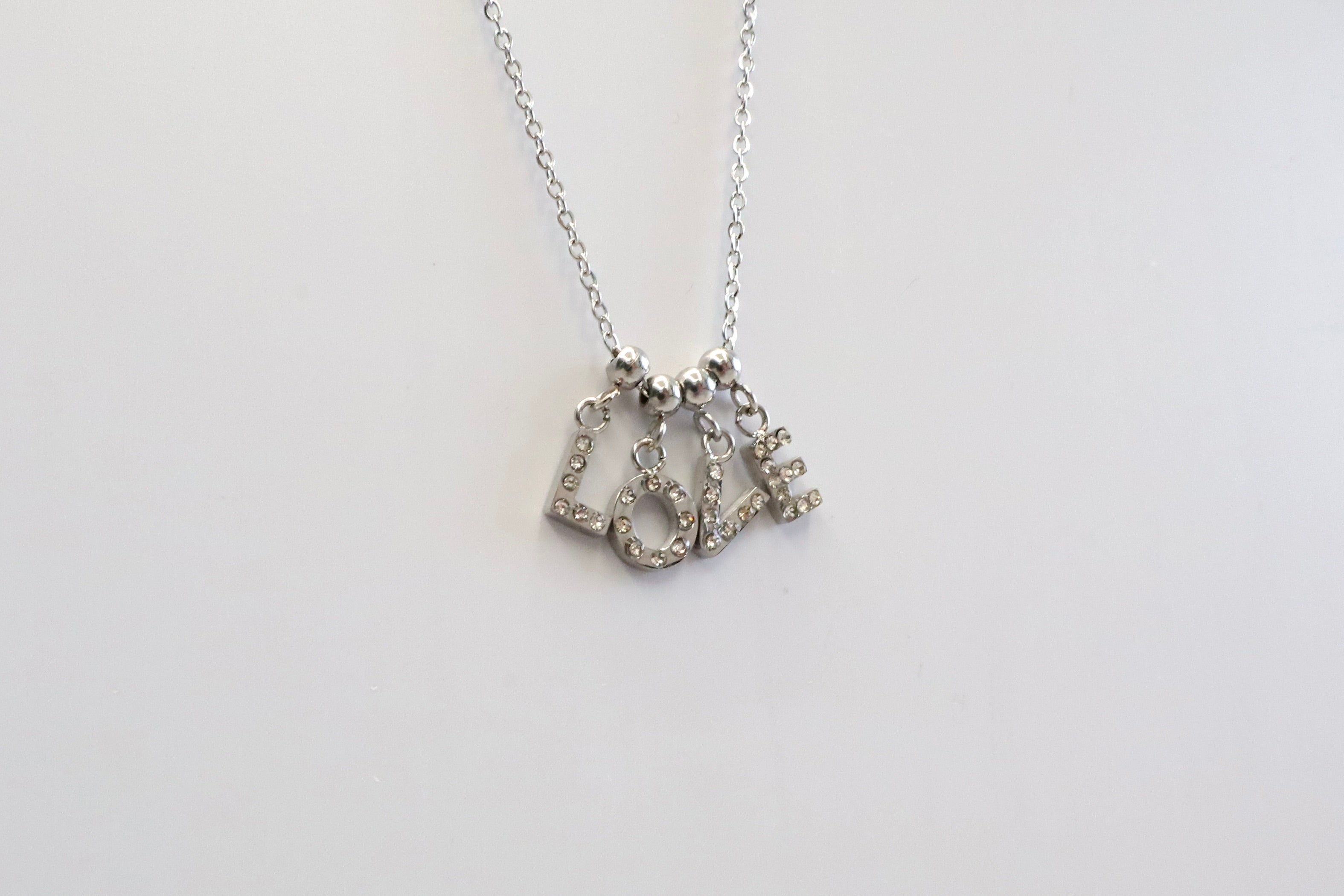 Ketting met de letters LOVE