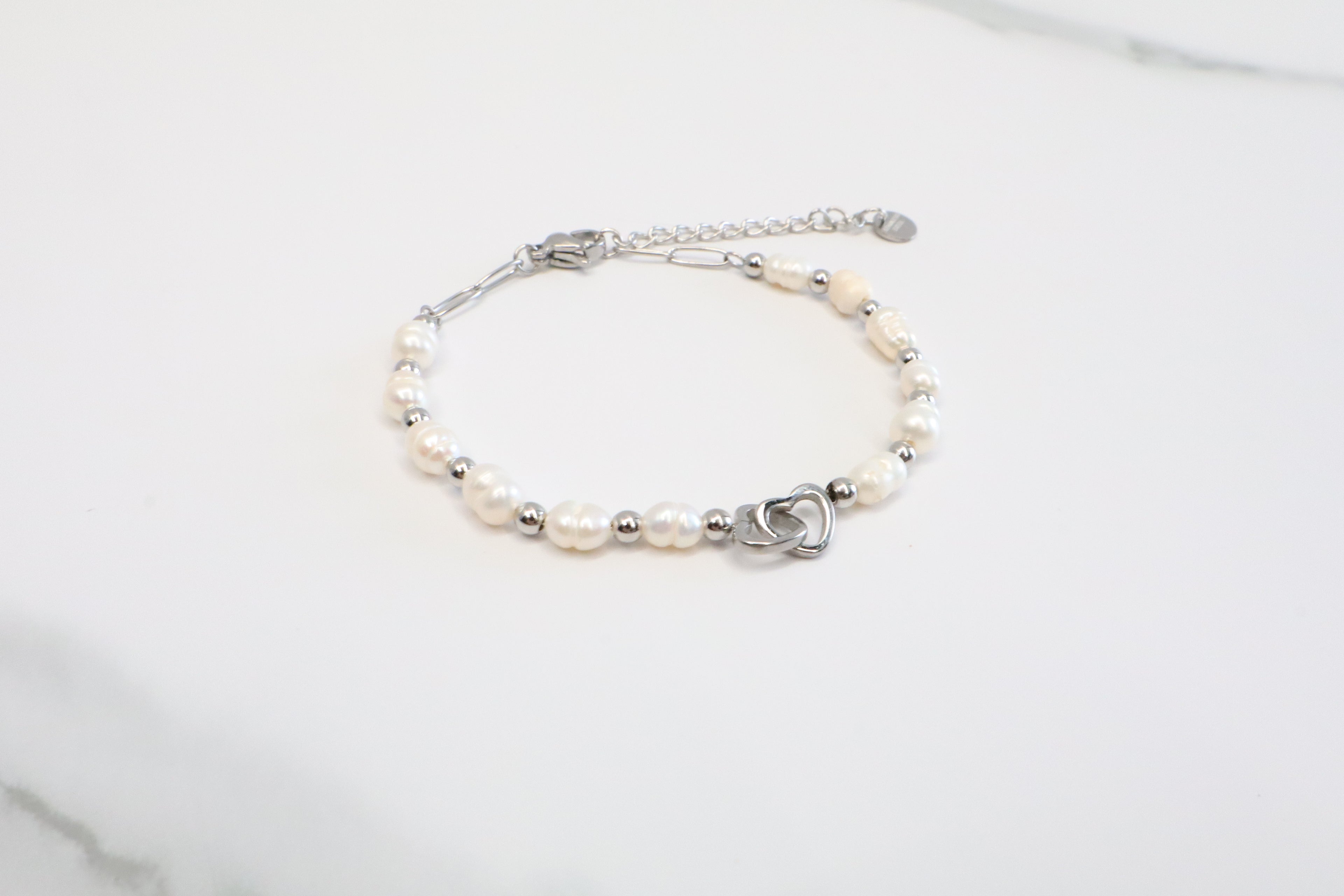 Armband met parels en verbindingshartje