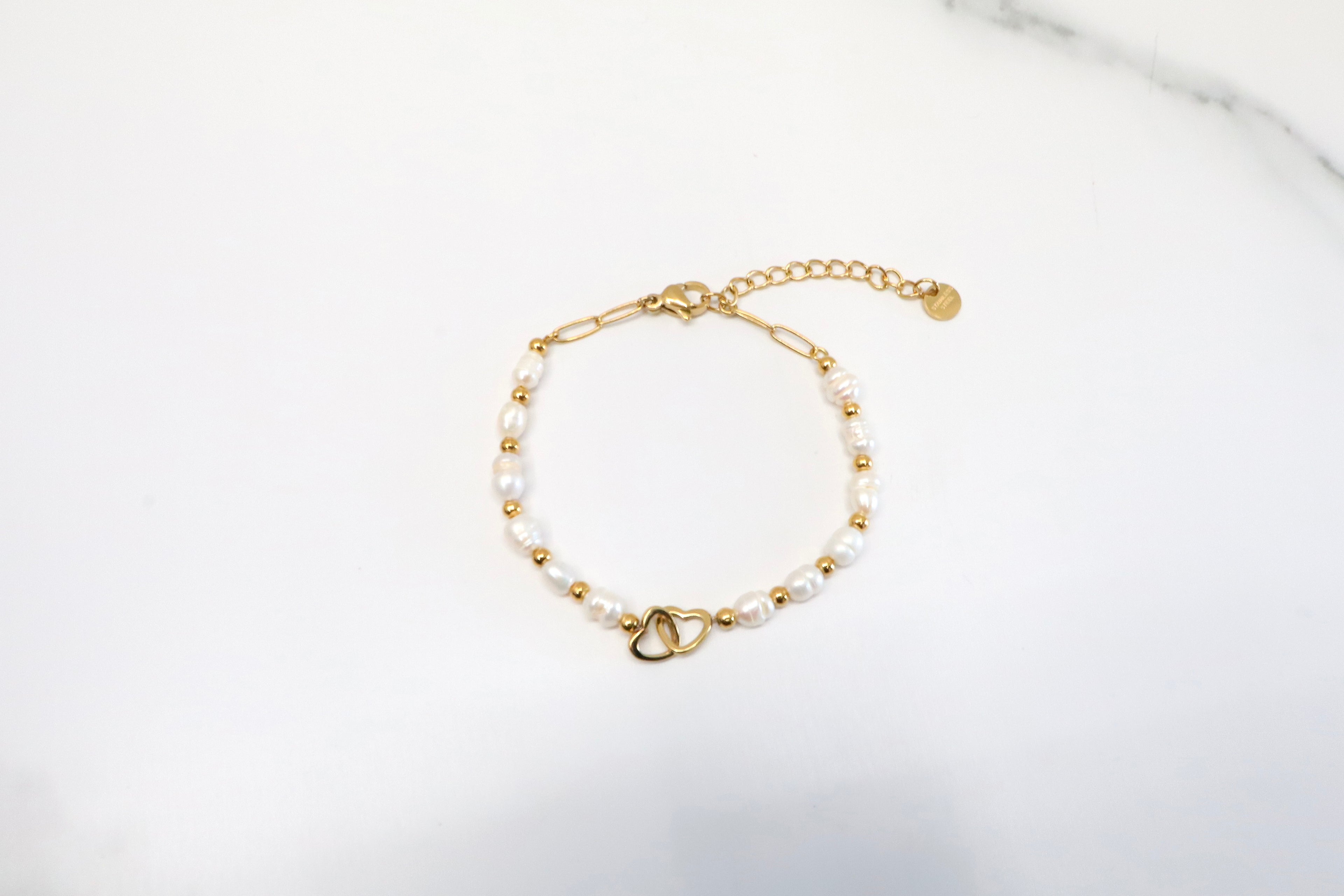 Armband met parels en verbindingshartje